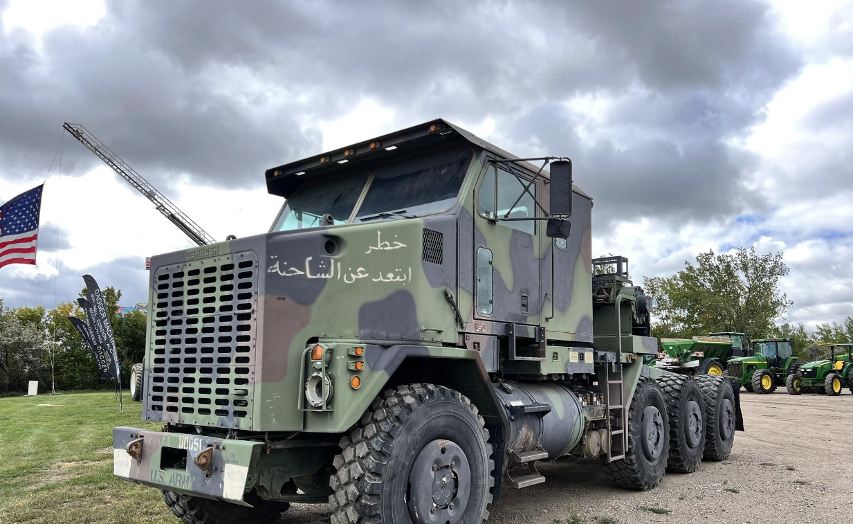 SOLD - 2000 Oshkosh M1070 Other Equipment with 1,404 mi | Tractor Zoom