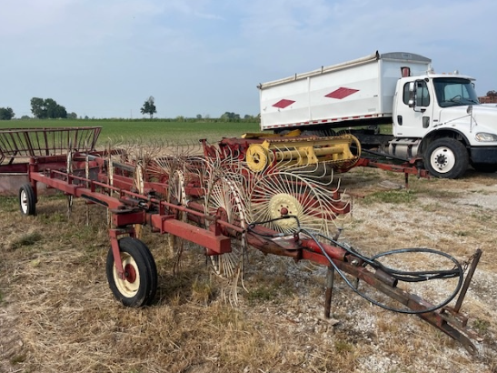 SOLD - Gehl 522 Hay and Forage Hay - Rakes/Tedders | Tractor Zoom