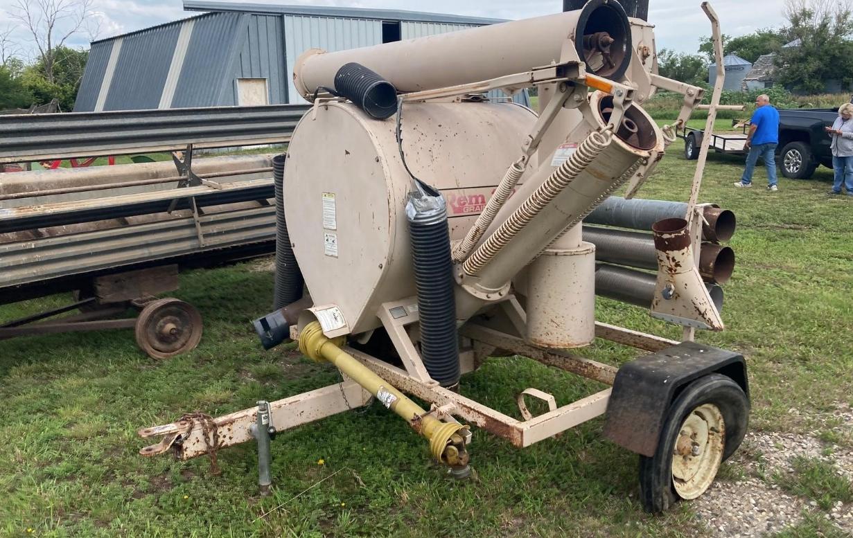 SOLD REM 1026 Harvesting Grain Vacuums Tractor Zoom